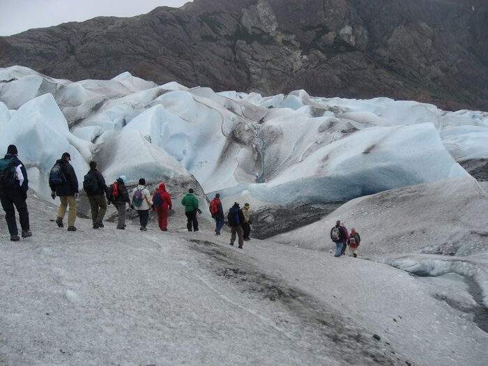 Wandergruppe auf einem Gletscher